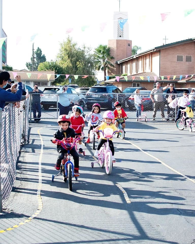 kids on bikes racing